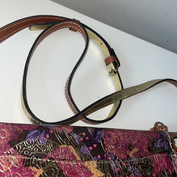 Beautiful Patricia Nash Gold embossed accordion crossbody bag - Picture 7 of 13